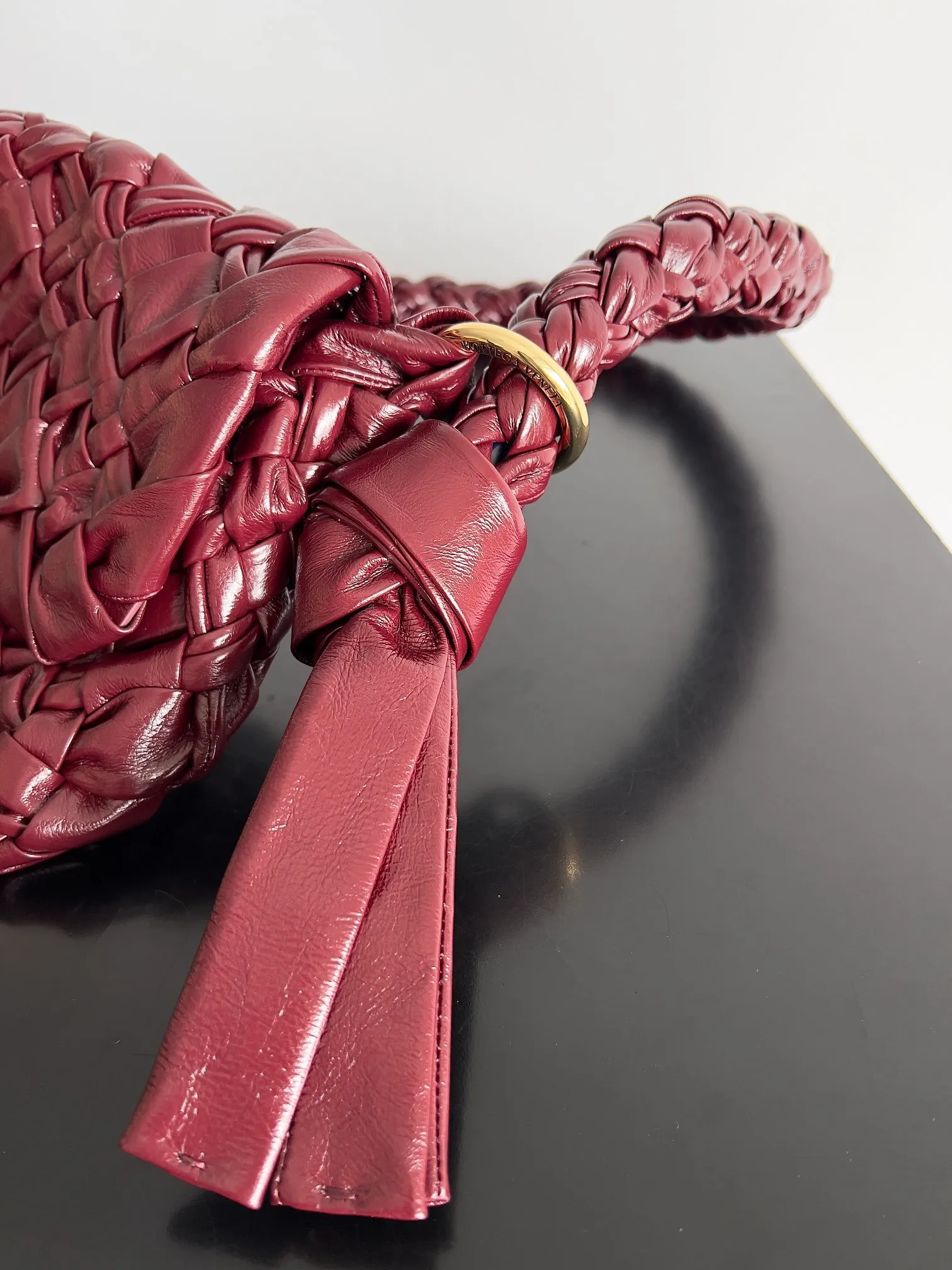 Batch 3420 BOTTEGA VENETA 24 new Kalimero Citta underarm bag This knotted bag is finally available! ! ! Many BV fans have been waiting for this bag for a long time. The pleats fully reflect the lazy retro style. Clothes in spring are often casual and simple. Its appearance embellishes the entire outfit. It is different from other armpit bags. It has a knotted design and a tassel-like ribbon. It is novel and elegant. It is a very feminine bag. Model number: 785797 Size: 25*18*5.5cm